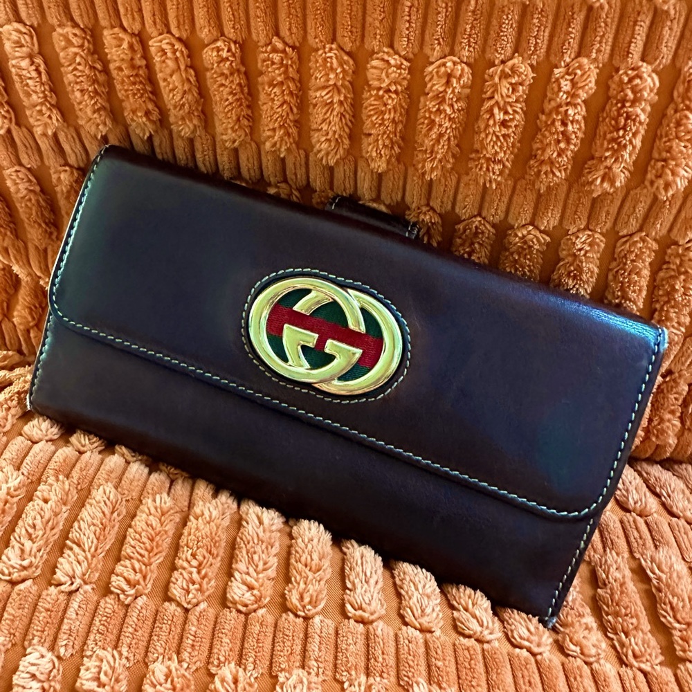 Authentic GUCCI leather full size wallet!